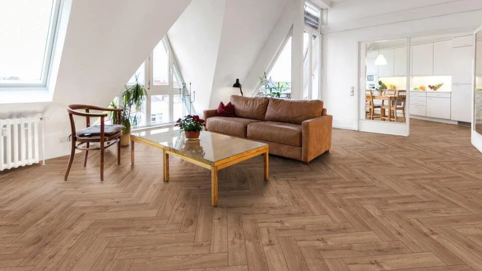Soggiorno mansardato con parquet a spina di pesce in rovere naturale