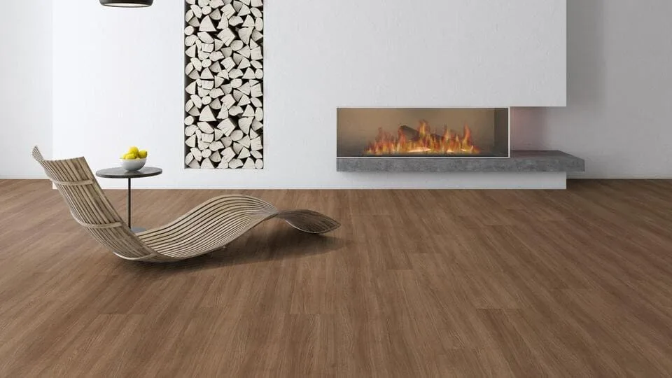 Ambiente con camino e parquet in rovere a listoni