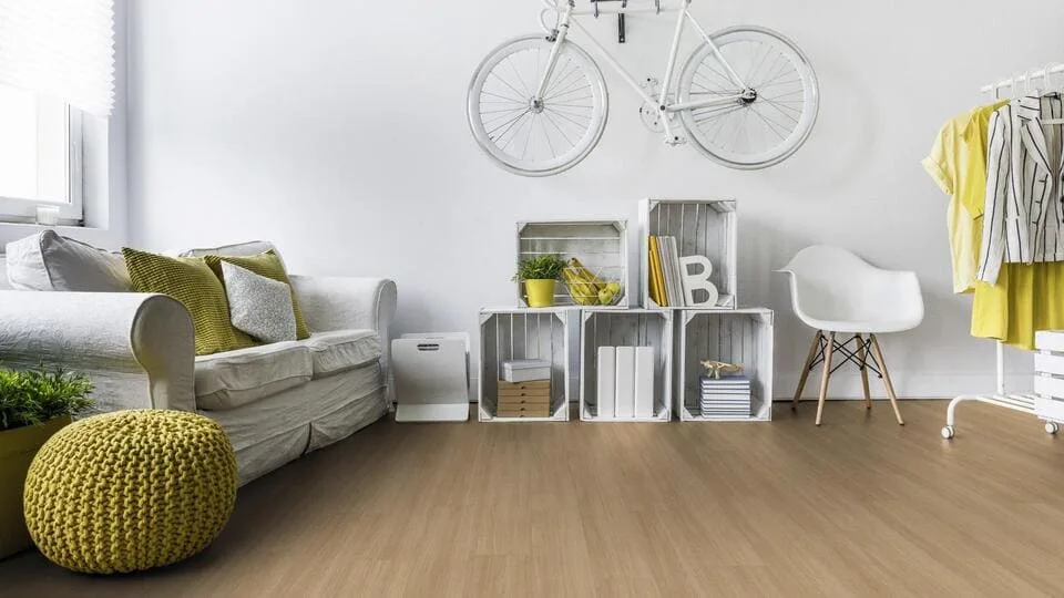 Soggiorno con divano bianco e pavimento laminato effetto rovere