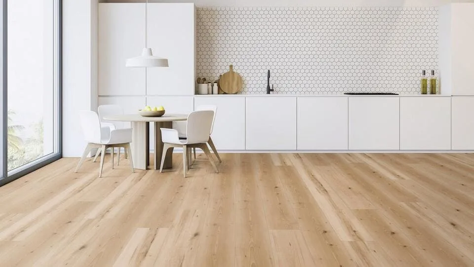 Cucina bianca con parquet prefinito in rovere chiaro