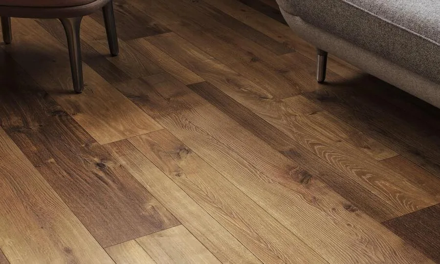 Dettaglio di parquet in rovere scuro a listoni con venature marcate