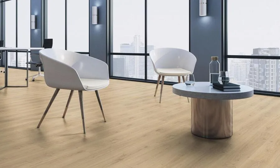 Ufficio con grandi vetrate e pavimento effetto legno color miele
