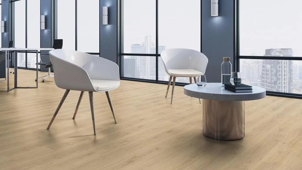 Ufficio con grandi vetrate e pavimento effetto legno color miele
