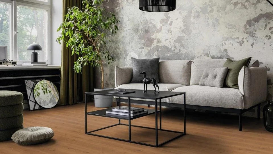 Soggiorno con divano grigio e parquet color miele