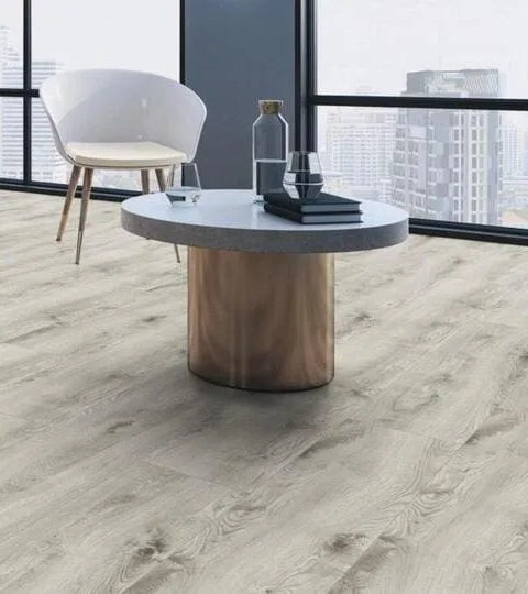 Pavimento effetto legno grigio chiaro in un ambiente con vetrate