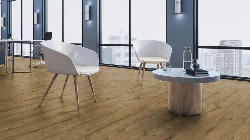 Ufficio con vetrate e pavimento SPC effetto legno color miele