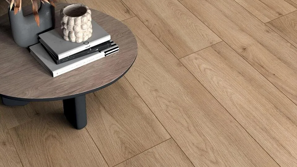 Dettaglio di pavimento in legno con venature evidenti e tavolino